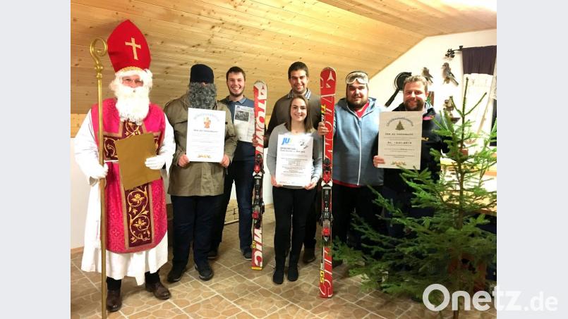 Was darf’s denn sein? Soll der Nikolaus kommen? Jemand im Januar den Christbaum abholen? Oder doch Lust aufs Skifahren? Dann einfach bei der Immenreuther Jungen Union anrufen. Bild: bkr