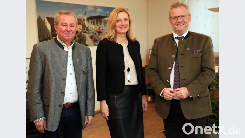 Nach fast 40 Jahren im Dienst der Stadt geht Pressesprecher Lothar Mulzer (links) in Pension. Seine Nachfolgerin ist Maria Schuierer (Mitte). Oberbürgermeister Andreas Feller (links) würdigte die "hervorragende Arbeit" Mulzers. Bild: ch