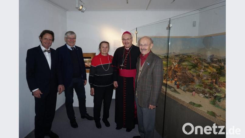 Eröffnung der Krippenausstellung im Egerland-Museum Marktredwitz: Im Bild von links Museumsleiter Volker Dittmar, zweiter Bürgermeister Horst Geißel, Ottilie Diesner, Bischof Rudolf Voderholzer und Georg Diesner vor der Kindermann-Krippe. Bild: fppp