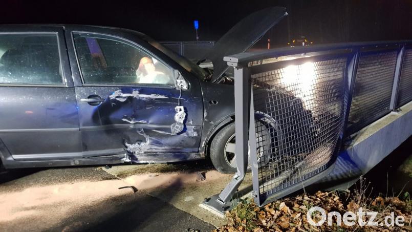 Bei Freudenberg krachte ein Auto gegen ein Brückengeländer. Bild: Feuerwehr Freudenberg-Wutschdorf