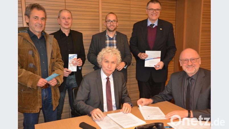 Landrat Wolfgang Lippert (sitzend links) nahm den Förderbescheid von Euregio-Egrensis-Geschäftsführer Harald Ehm entgegen. Bei der Übergabe mit dabei waren (stehend von links) Schulamtsdirektor Rudolf Kunz, Projektleiter Hilmar Fütterer, Zukunftscoach Andreas Büttner und Alexander Dietz, von der Euregio Egrensis. Bild: jr