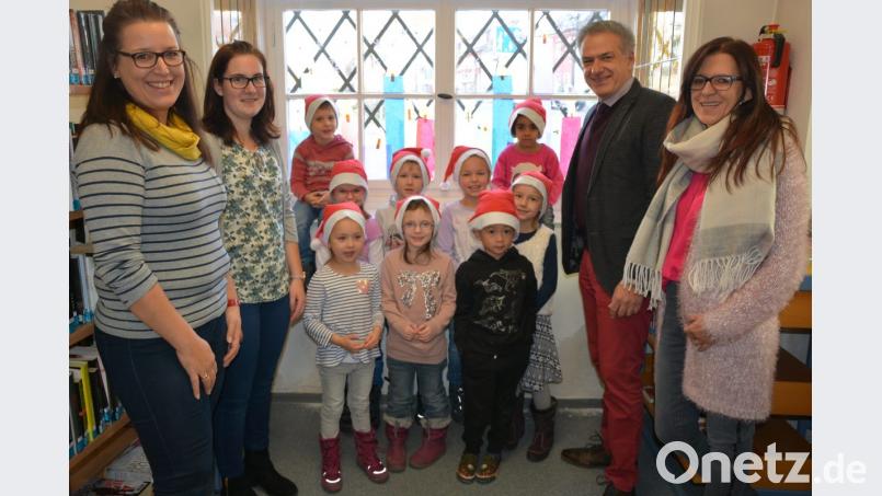 Neun Vorschulkinder schmückten am Donnerstagvormittag zwei Fenster der Stadtbücherei. Mit im Bild (von links) Sandra Schug, Kinderpflegerin Laura Giehl, Bürgermeister Roland Grillmeier und Kinderhaus-Leiterin Sigrid Eger. Bild: jr