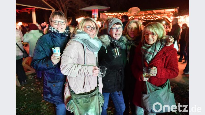 Endlich wieder Glühwein: Viele Marktredwitzer genießen am Donnerstagabend das Heißgetränk im Stadtpark zur Musik der „Skyscrapers“. Bild: Florian Miedl