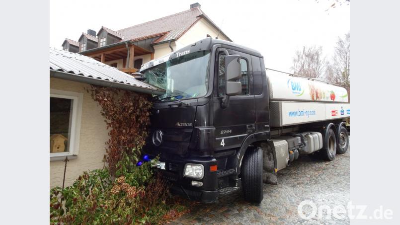 Der Milchlaster krachte gegen eine Garagenmauer in Dobrigau. Bild: rti