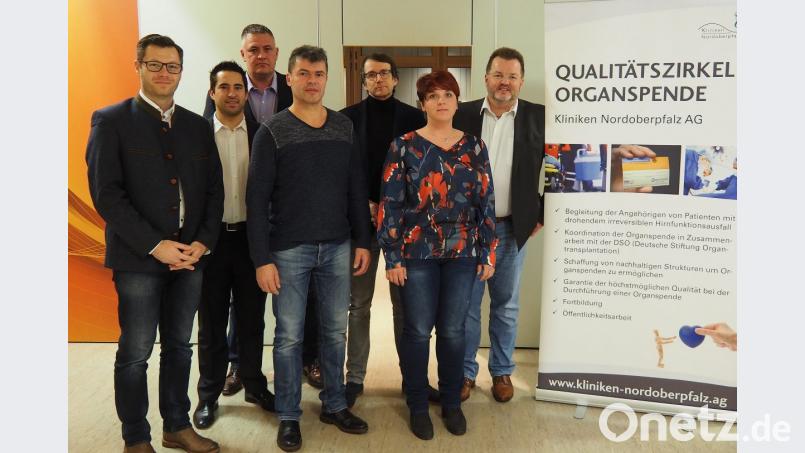 Referenten und Landtagsabgeordnete bei der Auftaktveranstaltung zur Organspendenaktion der Kliniken Nordoberpfalz vor (von links) FDP-Landtagsabgeordneter Christoph Skutella, AFD-Landtagsabgeordnete Stefan Löw und Roland Magerl, Xaver Bayer von der DSO, Transplantationsbeauftragte Götz Gerresheim vom Klinikum Neumarkt, Landtagsabgeordnete Anna Toman von den Grünen und Moderator und Transplantationsbeauftragter Andreas Faltlhauser von den Kliniken Nordoberpfalz. Bild: Bühner
