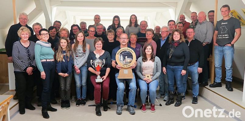 Beate Stock und Rudi Wildenauer (vorne, sitzend von links) sowie Wolfgang Schlicht (Fünfter von rechts) sind die erfolgreichsten Schützen des Nuss- und Nikolausschießens. Vorsitzende Edeltraud Kaßeckert (vorne, Zweite von links) gratuliert den Siegern und den weiteren Platzierten der einzelnen Wettbewerbe. Bild: bsc