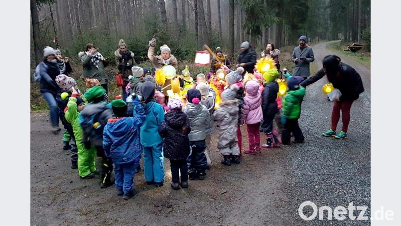 Viel Spaß haben die Familien bei der Sternenwanderung des städtischen Kindergartens Kunterbunt. Bild: njn