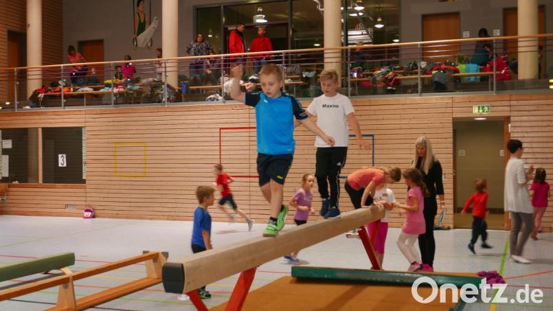 Der Schwebebalken ist eine von zwölf Stationen beim Tag des Kinderturnens in Schnaittenbach. Bild: Renate Putz