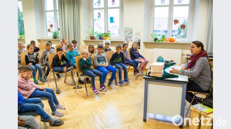 Die Autorin Corinna Wallner liest aus ihrem Buch und die Kinder spielen die traurigen und lustigen Ausschnitte nach. Bild: gz