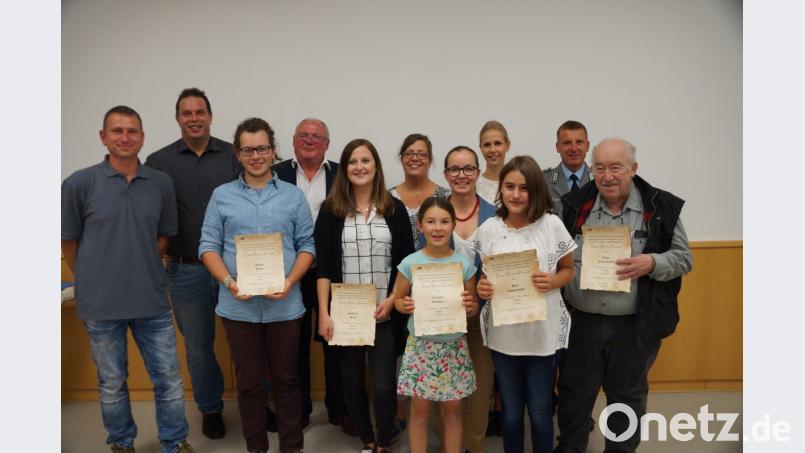 Langjährige Mitwirkende des Eisenbarth-Festspiels erhielten Ehrenpins in Form von &quot;Eisenbarths Auge&quot; in Gold, Silber und Bronze überreicht. Neben dem Vorstandsteam unter Leitung von Bianca Reil (Siebte von rechts) gratulierten auch Bürgermeister Heinz Weigl (Vierter von links) und Schirmherr Christoph Huber (Zweiter von rechts). Bild: zim