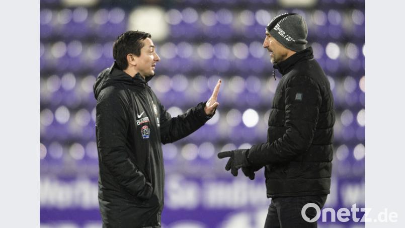 Aues Trainer Daniel Meyer (links) und Regensburgs Trainer Achim Beierlorzer nicht immer einer Meinung. Bild: Robert Michael/dpa