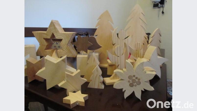 Sterne in vielen Variationen hat Richard Winderl aus Holz produziert. Dazu kommen Engel, Weihnachtsbäume und sogar ein Edelweiß. Bild: bl