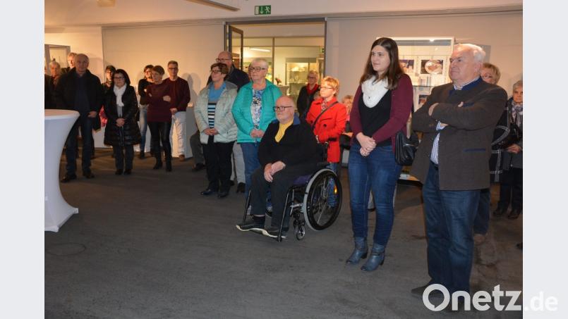 Zahlreiche Besucher waren zur Eröffnung der Ausstellung „Die Puppenklinik“ gekommen. Bild: jr