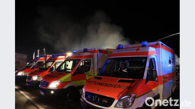 Rund um die Uhr, sieben Tage die Woche, 52 Wochen im Jahr: Das BRK ist immer in Bereitschaft, um im Notfall schnell helfen zu können. So wie am Donnerstagabend bei dem Großbrand in Weigendorf. Bild: Wolfgang Steinbacher