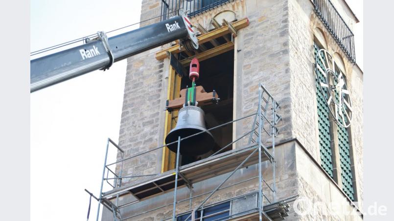 Mitarbeiter der Glockengießerei Bachert bringen die neuen Glocken sowie den Glockenstuhl in den Turm der Martin-Luther-Kirche ein. Bild: njn