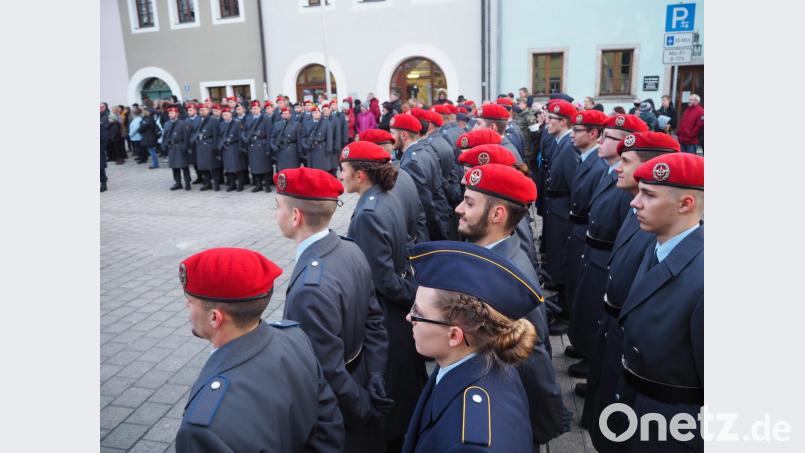 Die Soldaten des Logistikbataillon aus Kümmersbruck feiern auf dem Neustädter Stadtplatz ihr Gelöbnis. Bild: krb