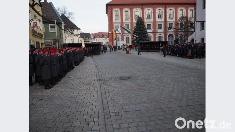 Die Soldaten des Logistikbataillon aus Kümmersbruck feiern auf dem Neustädter Stadtplatz ihr Gelöbnis. Bild: krb