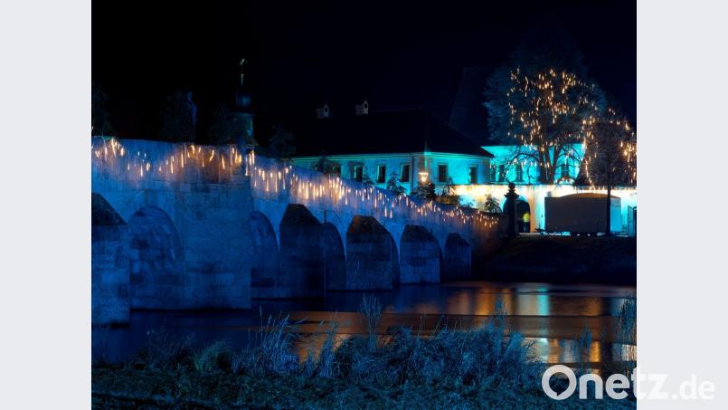 Der Fischhofpark in Tirschenreuth erleuchtet zum Weihnachtsmarkt 2018 in Eisblau. Bild: tr