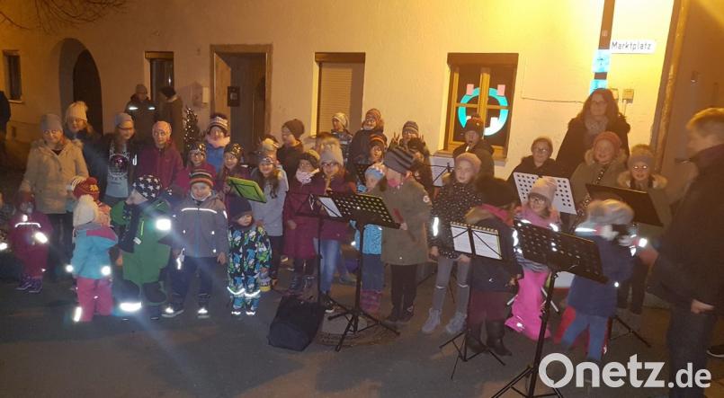 Die Kinder und Mitwirkenden beim Winklarner Adventskalender hatten sich Gedanken rund um das Thema "Adventskranz" gemacht.. Bild: amö