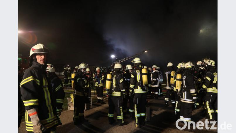 Unermüdlichen Einsatz zeigen die Feuerwehrleute beim Brand in Weigendorf. Bild: Wolfgang Steinbacher