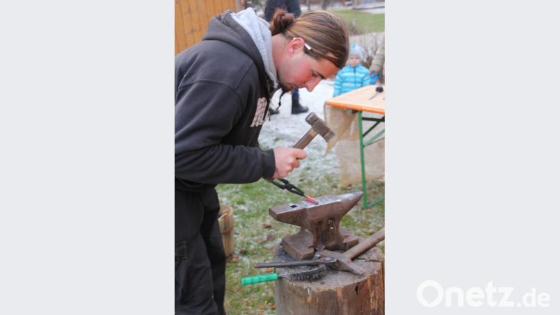 Ein Schmied im Geschichtspark bei der Arbeit. Bild: kro