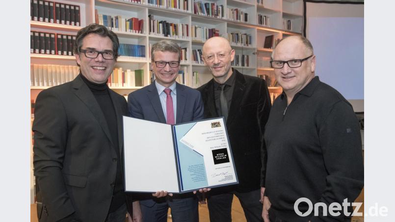Kunstminister Bernd Sibler (Zweiter von links) mit den Preisträgern Gerhard Wilhelm Schmidt-Schönenberg (links), Wilhelm Koch und Manfred Wilhelm (von rechts) vom Büro Wilhelm Verlag. Bild: Kultusministerium/Wolfgang M. Weber