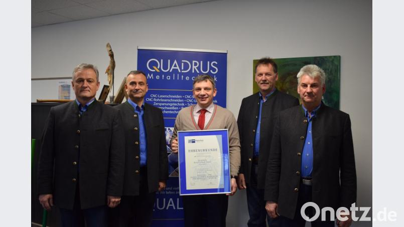 IHK-Geschäftsstellenleiter Manuel Lischka (Mitte) gratulierte den Geschäftsführern der Firma Quadrus Metalltechnik zum 20-jährigen Betriebsjubiläum. Über die Urkunde freuten sich von links Hans Meier, Alois Gsödl, Werner Prüfling und Anton Prüfling. Markus Gsödl war zu diesem Termin verhindert. Bild: bnr