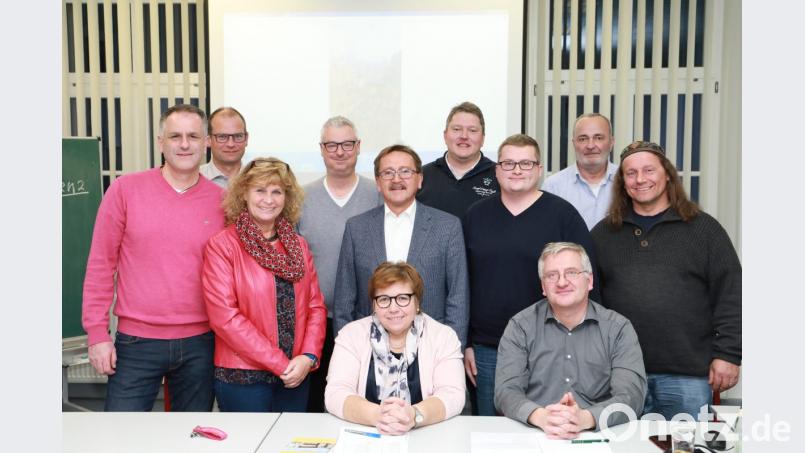 Die Mitglieder des Trägervereins mit (stehend, Fünfter von links) Bürgermeister Hans Donko sowie (sitzend von links) Schulleiterin Hannelore Doleschal und Trägervereinsvorsitzendem Johannes Reger. Bild: njn