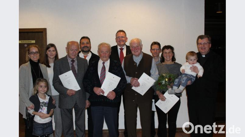 Die Familie steht im Vordergrund des Wirkens der Kolpingfamilie. Das machten die Ehrungen und Neuaufnahmen deutlich. Von links: Gabriele und Katharina Stich, Isabell Kreuzer, Karl Pirner, Pfarrer Thomas Strunz, Erich Härtl, Vorsitzender Christian Kastner, Erwin Schreyer, Thomas Striegl, Claudia Härtl sowie Felix Neumann auf den Armen von Präses Bernd Philipp. Bild: fpoz
