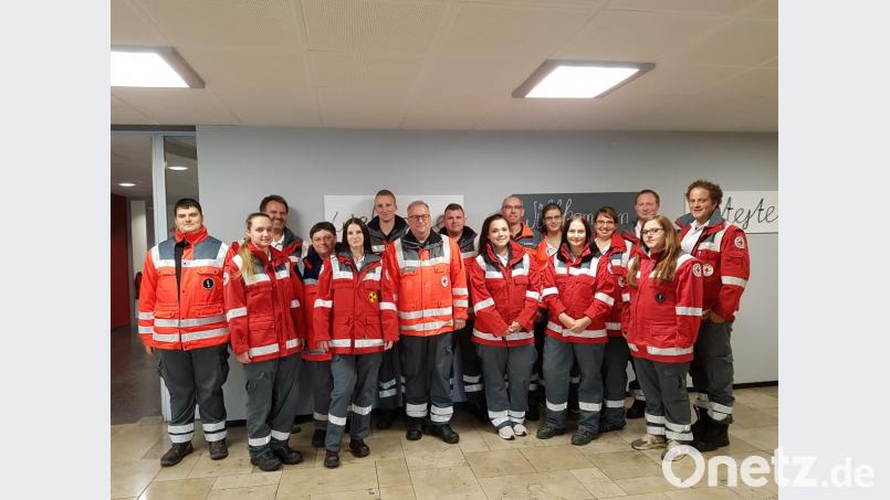 BRK-Ausbilder und Fachdienstleiter Ralf Arnold (Dritter von rechts) und Elisabeth Stahl (Vierte von links) leiten Grundlehrgang Betreuungsdienst im BRK-Kreisverband Tirschenreuth für 15 ehrenamtliche Mitarbeiter. Bild: exb
