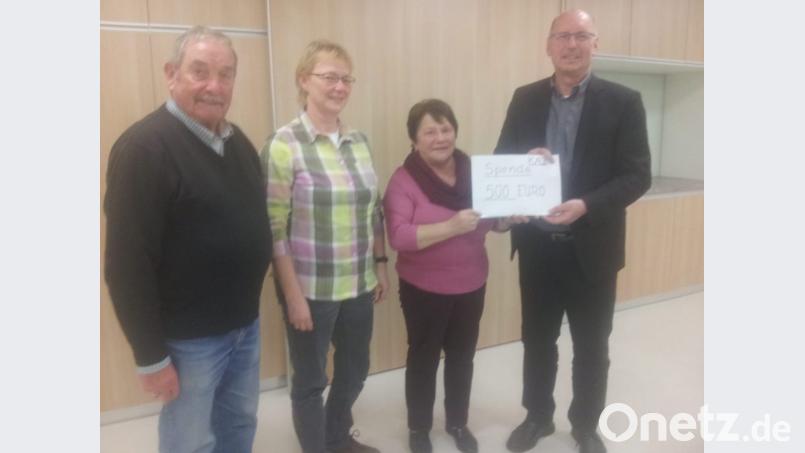 Für die KAB Hahnbach überreichen Karl Novak (links) und Marianne Lindner (Zweite von rechts) die 500 Euro an Lebenshilfe-Vorsitzenden Eduard Freisinger (rechts) und Verena Heilmann (Zweite von links), Leiterin des Sozialdienstes. Bild: mma