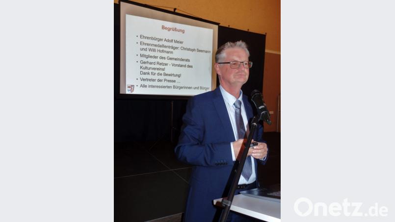 Ein positives Fazit zum kommunalen Geschehen zieht Bürgermeister Werner Roder in der sehr gut besuchten Bürgerversammlung. Bild: Brendel, Hubert (BR)