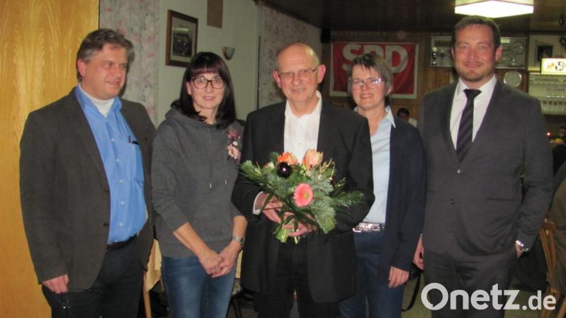 Für die SPD geht Manfred Klier (Mitte) ins Rennen für das Bürgermeisteramt. Fraktionssprecherin Daniela Fuhrmann(Zweiter von rechts), SPD-Vorsitzende und Markträtin Andrea Bertelshofer (Zweite von links) sowie Marktratskollege Bernhard Weigl (links) gratulieren. Bundestagsabgeordneter Uli Grötsch (rechts) bescheinigt Klier die Fähigkeit, Mantel in die Zukunft zu führen. Bild: sei