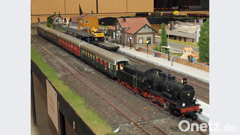 Dampfloks pfiffen, stießen Qualm aus und donnerten über die Anlage. Bild: sön