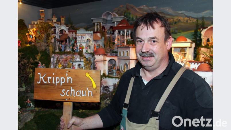 Hubert Haubner, Sprecher der Krippenfreunde im OWV zeigt unter vielen anderen seine große Krippe beim vierten Plößberger Krippenweg. Bild: tr