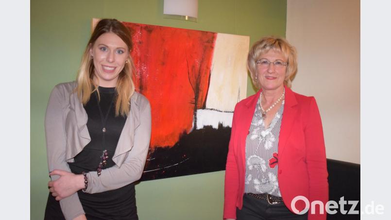 Mit einer Vernissage eröffnete die Künstlerin Irene Ehemann (links) ihre Bilderausstellung im Musikcafe "B 14". Die Laudatio hielt Stephanie Riermeier. Bild: bnr