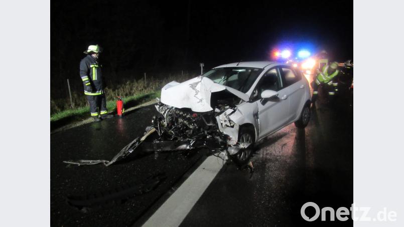 Der Ford Fiesta ist nur noch Schrott. Zum Glück sind die zwei Insassen des Autos nur leich verletzt worden. Bild: exb