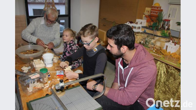 Kinderschnitzen war bei Siegfried Rahner (links) und Mohammed Toman (rechts) angesagt. Bild: kro