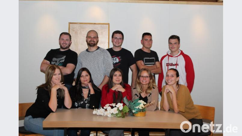 Die Akteure freuen sich schon auf die sechs Theateraufführungen in Rothenstadt: (hinten, von links) Matthias Bäumler, Stefan Oppitz, Michael Hösl, Toni Forster, Kilian Schönberger (Souffleur) und (vorne von links) Julia Biebl, Carina Großmann, Anne Gradl, Daniela Bock und Saskia Härtl. Bild: exb