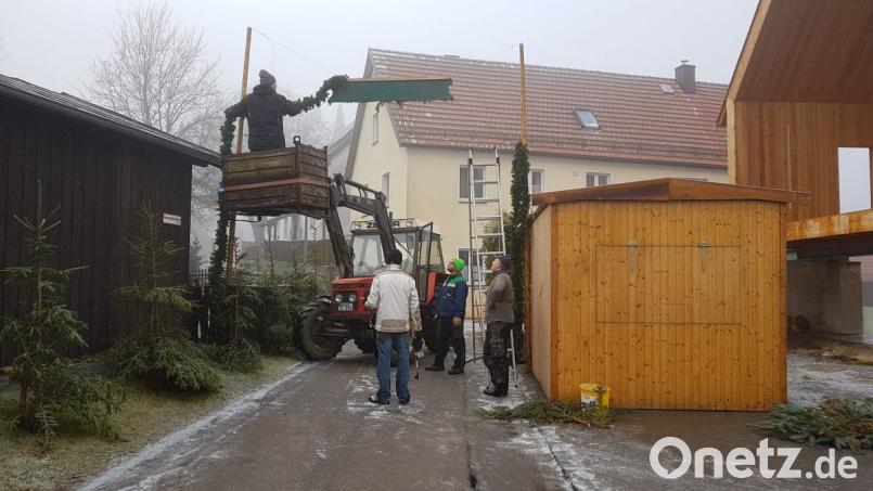 Die Helfer des Fördervereins haben bis zur Eröffnung des 12. Weihnachtsmarkts auf Schloss Burgtreswitz viel zu tun. Bild: gi