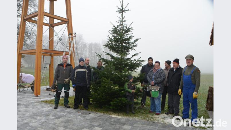 Nach getaner Arbeit wird kräftig auf das Werk mit heißen Glühwein und Holunderschnaps angestoßen. Bild: dob