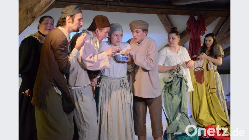 Im Haus der bösen Stiefmutter laufen die Vorbereitungen für den Besuch des Königs. Bild: Kunz