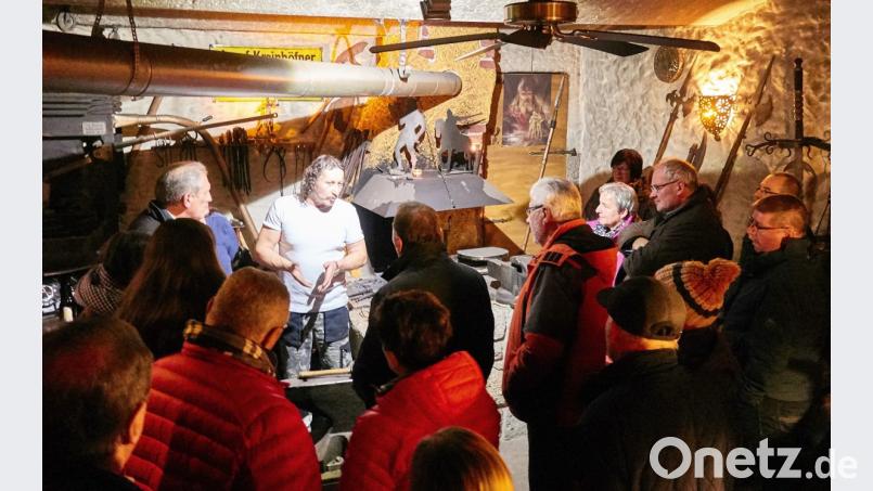 Zum Auftakt besuchen die Teilnehmer des 7. Tourismustages der Steinwald-Allianz die Schmiedewerkstatt von Manfred Kreinhöfner. Bild: njn
