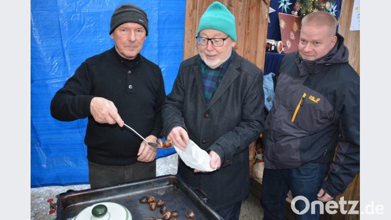 Heiße Maroni bereitet die CSU Waldsassen um 2. Bürgermeister Karl-Heinz Hoyer (links) zu. Bild: jr