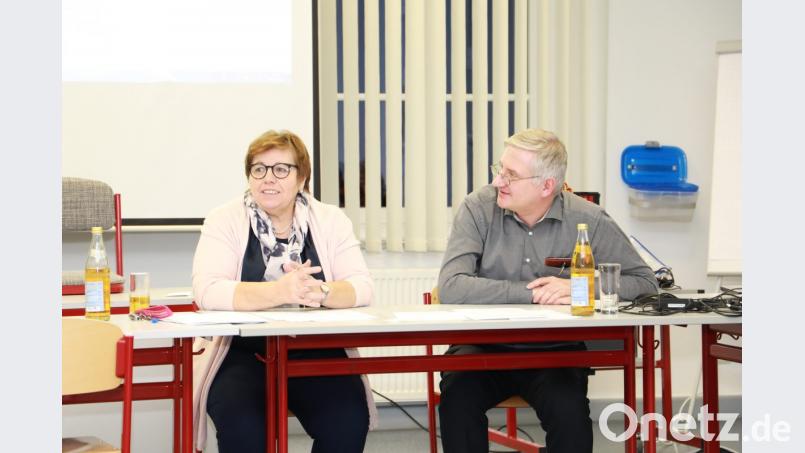 Schulleiterin Hannelore Doleschal und Trägervereinsvorsitzender Johannes Reger erstatten Bericht. Bild: njn