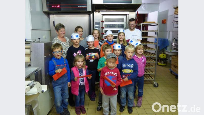 Zur Siegerehrung besichtigten die Kinder die Bäckerei Ries in Wutschdorf. Bäcker Marco Ries (rechts hinten) und die Vorsitzende Heidi Richthammer (links hinten) freuten sich über eine rege Teilnahme. Bild: nib