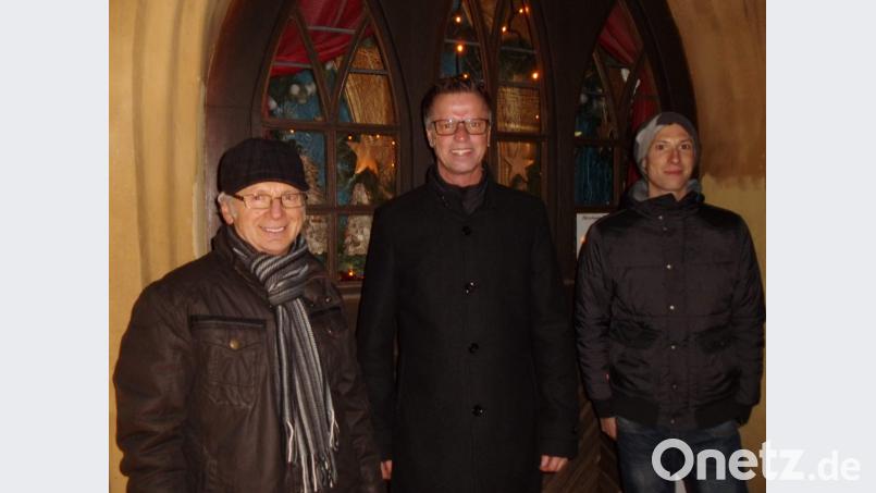 Bürgermeister Hermann Falk (Mitte) öffnete am Samstag das erste Türchen des Lebendigen Adventskalenders. Mit im Bild: Gewerbeverbands-Vorsitzender Alfred Härtl (links) und Michael Meier, Vorsitzender des Heimat- und Trachtenvereins. Bild: u