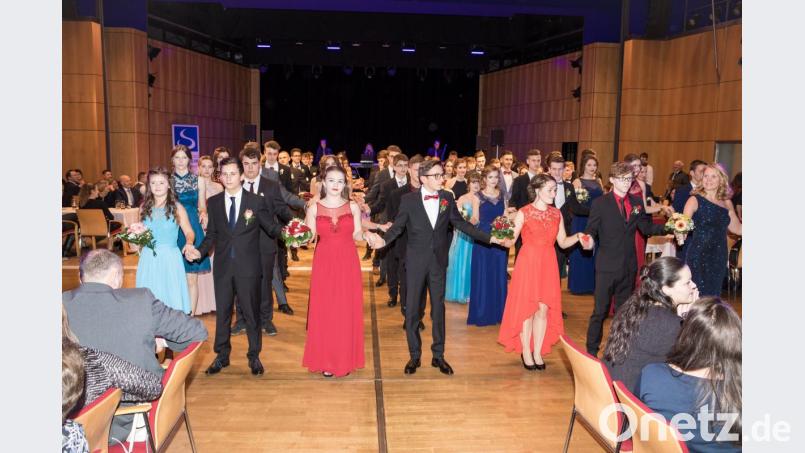 Beim feierlichen Tanzkursabschluss im ACC machen die Sulzbach-Rosenberger Gymnasiasten durch die Bank eine gute Figur. Bild: exb