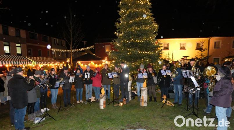 Der evangelische Posaunenchor unter Leitung von Wolfgang Lang stimmte den Flosser Advent mit dem Choral „Alle Jahre wieder" ein. Bild: le
