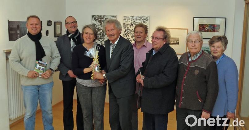 Freie-Wähler-Chef Bernhard Schlicht (Vierter von rechts) dankt Kunsterzieherin Irene Fritz für die Führung durch den Kunstbau. Bild: Dobmeier
